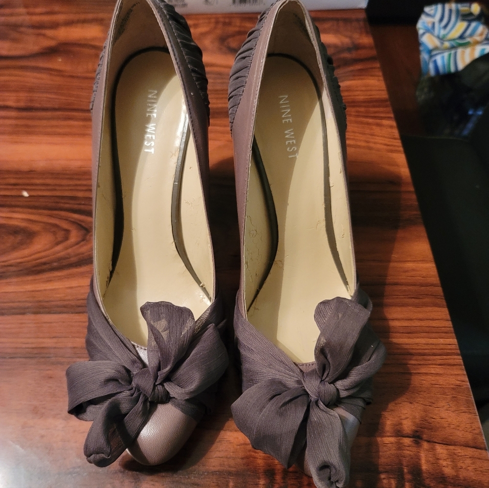 Nine West Women's Gray Bow Pumps